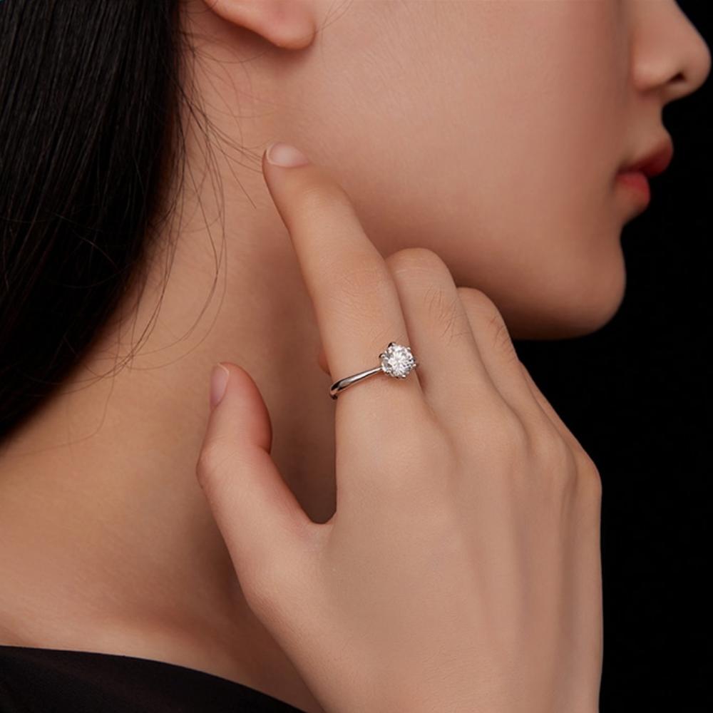 Luxury 1ct Moissanite Ring fashioned on Sterling Silver Luxury 1ct Moissanite Ring fashioned on Sterling Silver